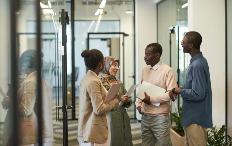 De Vertrouwenspersoon als Brug Tussen Werknemers en Management: Het Belang van Communicatie en Vertrouwelijkheid